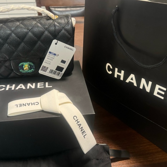 Chanel CLASSIC 11.12 HANDBAG
Lambskin & Gold-Tone Metal
Black - Picture 2 of 5